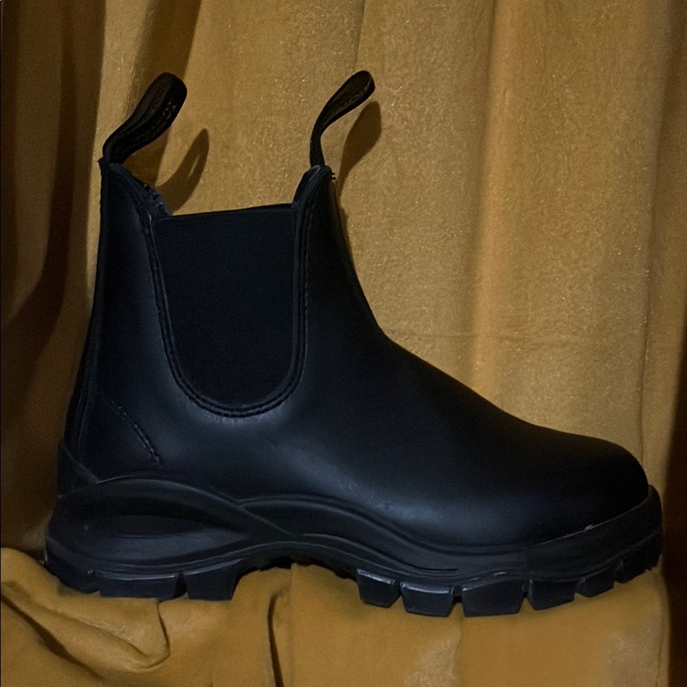 Blundstone Black Chelsea Boots with Elastic Panels 2240 Lug - Picture 2 of 2